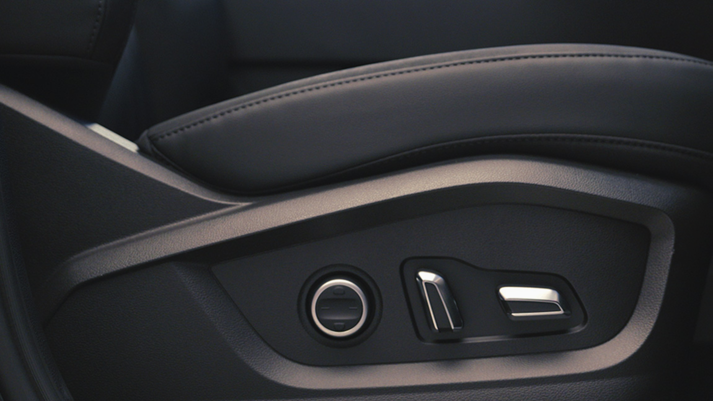 Close-up of Chery Tiggo 8 seat adjustment controls on the side of a black leather seat