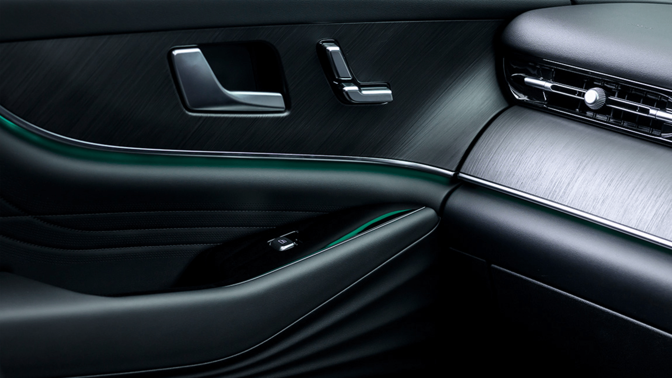 Chery Tiggo 9 CSH interior close-up of passenger-side door panel and dashboard