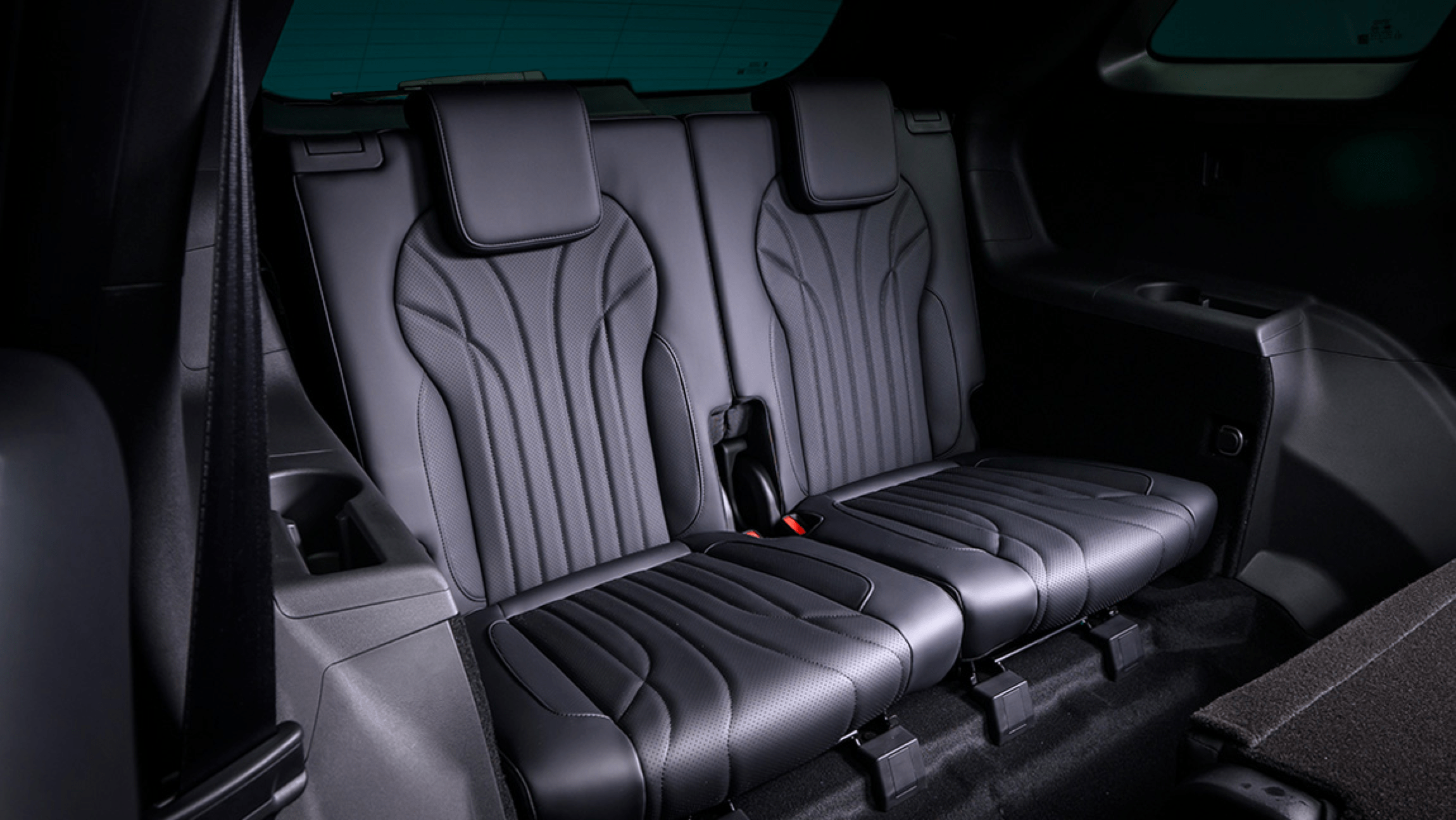 Chery Tiggo 9 CSH interior showing two contoured black leather seats