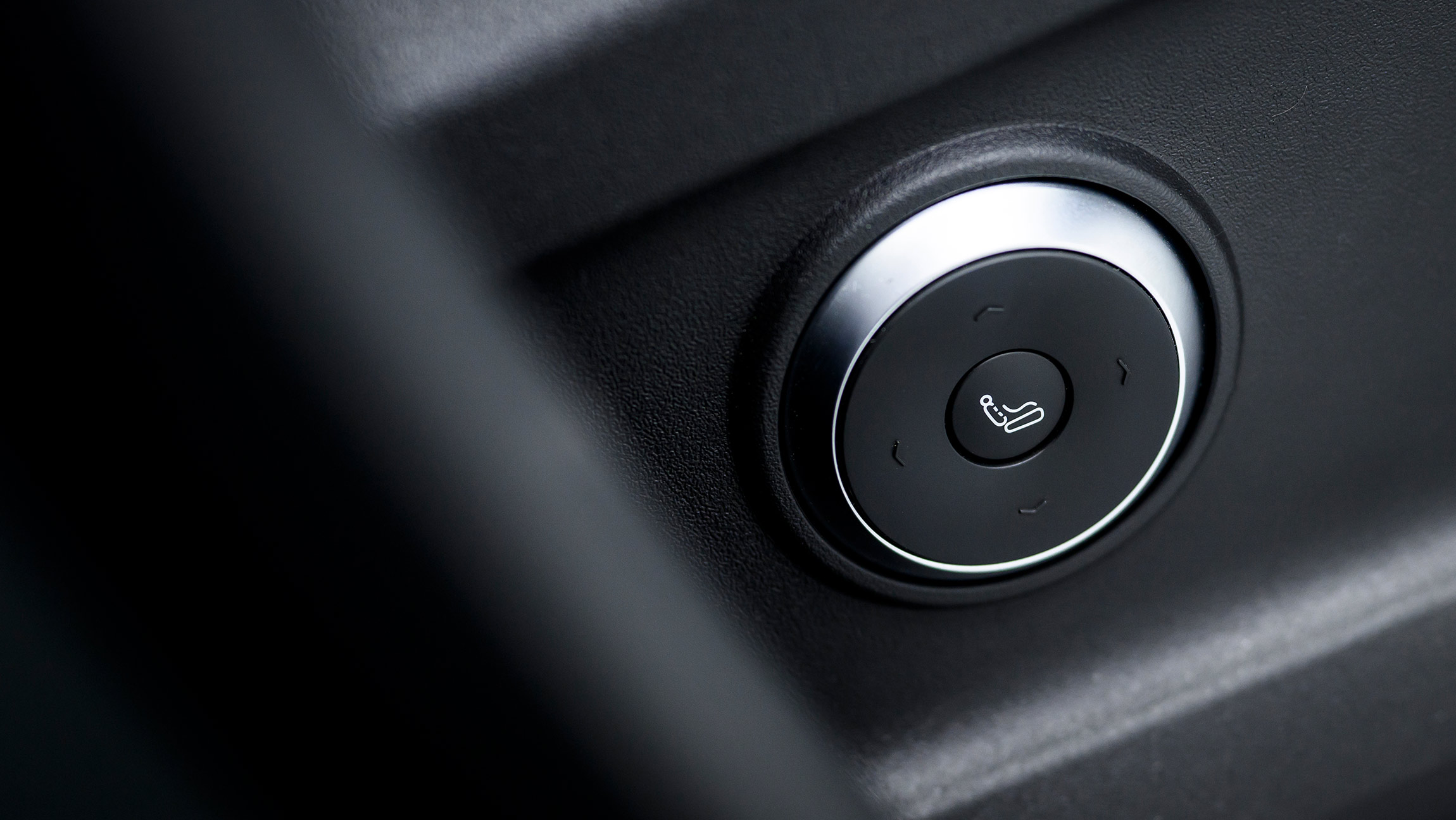 Close-up of Chery Tiggo 9 CSH seat adjustment control button